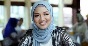 5 kaki 6 inci potongan badan: The Majestic Neelofa