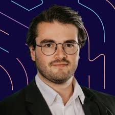 Beste netwerk, Met trots kan ik meedelen dat ik mijn Master in de Rechten  aan de Universiteit Antwerpen heb behaald. Daarnaast ben ik vereerd om aan  te kondigen dat ik in september