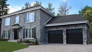 Portes De Garage Garex Collection Seigneurie Modele Villeray Couleur Noir Fenetres Scellees Claires Cadres Pei Outdoor Decor Beautiful Homes Home Diy