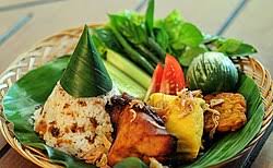 Satu cara seru menikmati sajian khas sunda adalah menyantapnya dengan nasi tutug oncom. Nasi Tutug Oncom Wikipedia