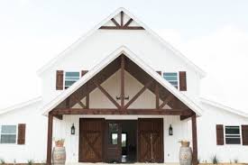 Five Oaks Farm A Beautiful Vintage Inspired Wedding Venue From Cleburne Texas Situated On Hills Overlo House Exterior Metal Building Homes Building A House