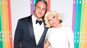 Por lo visto, la petición de mano se hizo en un famoso restaurante de nueva york que pertenece a. Lady Gaga Se Casa Cosmo