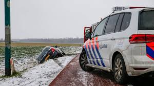 Het bevriezen van natte wegdelen is de meest voorkomende en vaak ook de meest onzichtbare vorm van gladheid. Nawinter Besneeuwde Velden En Ongelukken Op De Weg Nos