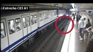 Al menos 15 personas han muerto y más de 70 han resultado heridas tras colapsar un tramo del metro de ciudad de méxico la noche del lunes. Metro Alerta Sobre El Uso Del Movil Con El Video De Una Chica Cayendo A Las Vias Del Suburbano