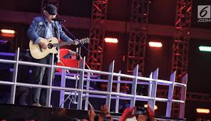 E e a b e keinginan adalah sumber penderitaan c#m a b tempatnya didalam pikiran e a b e tujuan bukan utama c#m a b yang utama adalah prosesnya e a b e kita hidup mencari bahagia c#m a b h. Foto Aksi Panggung Iwan Fals Di Hut Ke 28 Sctv Showbiz Liputan6 Com