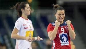 Helene fauske spielte anfangs in ihrer geburtsstadt für stabæk håndball, für dessen ersten mannschaft sie erstmals in der saison 2013/14. Tilbake I Troppen Handball No