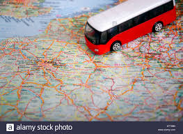 Les clients sont repartis sur evreux. Spielzeug Bus Auf Einer Karte Nach Paris Stockfotografie Alamy