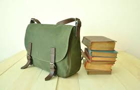 Ce Sac Est Fait De Toile Ciree Vert Olive Il A Des Fermetures En Cuir Avec Des Fermoirs Magnetiques Cach Besace En Toile Cabas Cuir Produits En Cuir