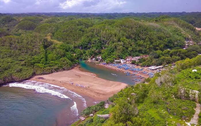Pantai Baron diforo dari ketinggian.