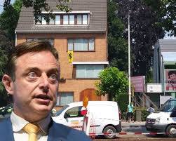 May 16, 2021 · jaro de bruyne uit kalmthout is zondag thuis plots overleden. Geen Belgische Vlag Maar Wel Vlaamse Leeuw Aan Gevel Van Bart De Wever Binnenland Hln Be