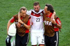 Christoph kramer after getting knocked out during the world cup final. Christoph Kramer Doesn T Remember Playing In The World Cup Final Sbnation Com