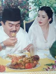 There is more to come, more to the story. Datin Sofia Jane Kongsi Gambar Kahwin Sempena Ulangtahun Perkahwinan Sensasi Selebriti
