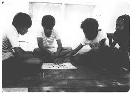 Tidak perduli apakah pemain tersebut yang memulai service atau tidak. Permainan Rakyat Daerah Kalimantan Selatan Wikisource Bahasa Indonesia