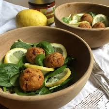 Procedimento lavate accuratamente i limoni, tagliateli a fettine sottili, eliminate gli eventuali semi, raccoglietele in una terrina, ricopritele a. Insalata Di Limoni Con Polpette Di Pane Cunzato La Luna Sul Cucchiaio
