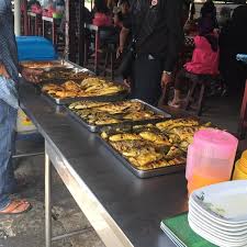 Ikan bakar adalah hidangan ikan yang dibakar atau dipanggang di atas api atau bara api. Ikan Bakar Mama Resepi Jalan Sim Sim