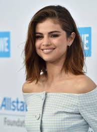 Un Carre Wavy Asymetrique Comme Selena Gomez Pour Gommer Les Joues Rondes Coiffures Selena Gomez Cheveux Selena Gomez Cheveux