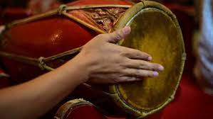 Alat musik ini terbuat dari sebuah kayu yang tengahnya dikosongi dan ditutup menggunakan kulit hewan pada salah satu ujungnya. Mengenal Alat Musik Tradisional Asli Indonesia Tokopedia Blog