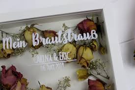 Ein tolles geschenk zur hochzeit ist dieser diy bilderrahmen! Diy Brautstrauss Im Bilderrahmen Selber Machen Hochzeitserinnerung