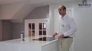 Silestone es cuarzo natural creado para la decoración de cocinas y baños actuales a partir de un tratamiento que ofrece bellos y variados colores es acabado tradicional de silestone es el pulido en la que se intensifican los colores y sus reflejos. Video Cocinas Modernas Blancas Americanas Sin Tirador Lacadas Con Encimera Silestone Blanco Zeus Youtube