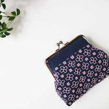 紺にピンクの花十字刺し がまぐちポーチつくりました 久しぶりのピンクです 刺し子 刺し子糸 sashiko がま口 がまぐち がま口 ポーチ 化粧ポーチ 花十字刺し bordado japones sashiko bordado a mano