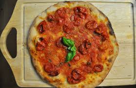 Stendere l'impasto allo spessore desiderato e stendere il ripieno. Pizza Tonda Sottile E Croccante Cook And Love