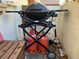In using the weber q1200, you would have to acquire separately some disposable 14.1 or 16.4 oz lp cylinders of liquid propane, which is the fuel this little grill runs on. Weber Q1200 Blackedition Mit Rollwagen Und Grillplatte In Hessen Wiesbaden Ebay Kleinanzeigen