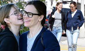 Jennifer garner and ben affleck have three children together — violet, samuel, and seraphina — whom they've been coparenting since their split in. Jennifer Garner S Daughter Violet 14 Is Nearly As Tall As Her During Nail Salon Pamper Session Daily Mail Online