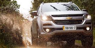 Según comentan aquí las personas, los testigos, que el carro venía, pues, venía a excesiva velocidad, porque estaba siendo embestido por esto, estaba siendo perseguido por esta camioneta de la policía ¿no? Accesorios Para Un Camioneta 4x4