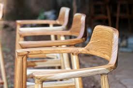 Tentukan model produk yang anda inginkan kami akan meproses sesuai gambar , meng custom sesuai keinginan anda , maupun meniru desain produk lain yang ada di pasaran , kami menerima jasa pembuatan berbagai produk. Finishing Kayu Dengan Vernis Dan Mengenal Tingkat Kilapnya Custommebel Com