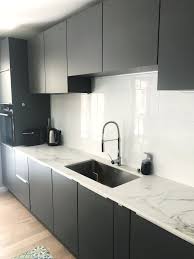 Cuisine Laque Grise Espace Evier Encastre Sous Plan Blanc Effet Marbre Cuisines Design Cuisine Moderne Grise Cuisine Moderne