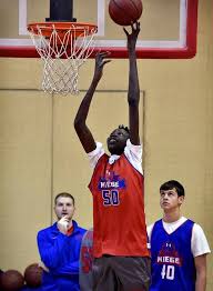 He was the tallest player in the history of the national basketball association long with gheorghe mureșan. Bol Bol 14 Years Old And 6 Feet 10 Reaches For His Father S Heights The Kansas City Star