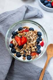 Selbstgemachtes Knuspermusli Mit Vanillejoghurt Und Beeren Schnelle Einfache Rezepte Rezept In 2020 Rezepte Hausgemachtes Granola Joghurt