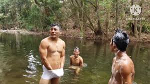 Disfrutando un rico baño en el rio - ThisVid.com
