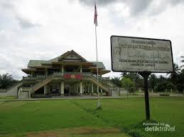 Berbicara tentang sumatera utara mungkin sebagian orang pertama yang terlintas. Melihat Rumah Adat Melayu Di Langkat Sumut