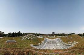 Das haus ist unter anderem mit einer gigantischen küche, edlen hölzern und einem elf mal sechs meter großen. Camouflage Architecture Bauen Unter Der Erde