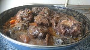 En este caso, álvaro ha cocinado el rabo de toro a la cordobesa con olla exprés pero dice que también se puede jacer en una cacerola normal, eso sí, lógicamente el tiempo de cocción aumenta a 4 o 5 horas, pero igualmente nos quedará jugoso. Rabo De Toro En Salsa De Vino Tinto Con Salsa Super Melosa