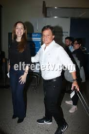 La pareja fue abordada en el aeropuerto internacional y se tomaron unos minutos para hablar ante las cámaras. Maria Eugenia Vidal Y Enrique Sacco Se Fueron Juntos A Paris Eltrece
