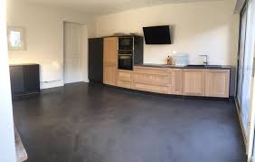 Béton ciré cuisine marius aurenti pour sols, murs, crédences de cuisine, plan de travail. Renovation Sols Sur Carrelage Beton Cire Wax Beton A Dinard Moderne Cuisine Rennes Par Wax Beton