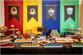 Idees Pour Organiser Un Anniversaire Harry Potter En 2020 Anniversaire Harry Potter Anniversaire Harry Anniversaire Theme Harry Potter