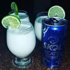 Frozen Congelante 2 Latas De Skol Beats Senses 1 Caixa De Leite Condensado 1 Um Limao Bate No Liquidificador E De Frozen Congelante Drinks Receitas Receitas Mesa de madera vacía para el presente producto sobre fondo blanco desenfoque bokeh. 2 latas de skol beats senses