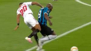 Il direttore di gara guida, dopo esser anche scivolato, ha segnalato a sorpresa la concessione del calcio di rigore per la squadra di spalletti. Moviola Siviglia Inter Rigore Su Lukaku Perche L Arbitro Non Ha Espulso Diego Carlos
