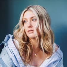 Anna Wain's Instagram, Twitter & Facebook