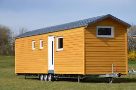 An vielen orten in europa kann man wunderschöne und originelle tiny houses mieten, um darin urlaub zu machen. Tiny Houses Fahrbares Haus Mit Holzhaus Auf Radern