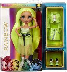 Rainbow high salon playset набор салон красоты. Mga 572343euc Rainbow High Fashion Doll Karma Nichols Neon Puppe Mit Luxus Outfits Kaufen Spielwaren Thalia