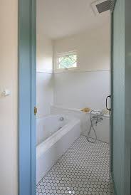 Goods バスルームがレトロなディスコに変身!お湯に浮かべて楽しむライト culture 2021/01/01 新年1本目に観たい映画はこれ!真っ直ぐに生きる主人公たちの姿に、きっと何か感じるものがあるはず fashion 2021/01/01 アンダー2000. File æµ´å®¤ ãƒ¬ãƒˆãƒ­ ã‚¿ã‚¤ãƒ« ã‚¤ãƒ³ãƒ†ãƒªã‚¢ æµ´å®¤ãƒªãƒ•ã‚©ãƒ¼ãƒ  å°ã•ãªãƒã‚¹ãƒ«ãƒ¼ãƒ ã®åŽç´ æµ´å®¤ ã‚¤ãƒ³ãƒ†ãƒªã‚¢