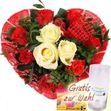 Blumen Zum Muttertag Rosenherz Mit Roten Rosen Und Drei Weissen Rosen In Der Mitte Fur Einen Einzigartigen Mensc Blumen Online Geburtstag Blumen Lidl Blumen