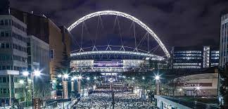 The new stadium features an arch that was designed not to cast a shadow over the stadium while games are played and to help hold part of the roof up. Wembley Stadion Tour So Kommt Ihr Auf Den Rasen