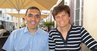 Katalin karikó es la descubridora y promotora de la nueva forma de hacer vacunas (pfzier y moderna) que usan arn mensajero para hacer que las propias. Magyar Tudosno A Vilag Elvonalaban A Covid Vakcinat Fejleszto Kariko Katalin Portreja Ma7 Sk