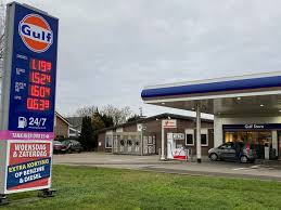 Voor e5 benzine betaal je in belgië vanaf woensdag maximaal 1,405 euro per liter, terwijl je in nederland gemiddeld 1,74 euro kwijt bent. Tanken In Duitsland Plots Prijzig Co2 Heffing Maakt Rondje Naar De Pomp Over De Grens Duurder Auto Ad Nl