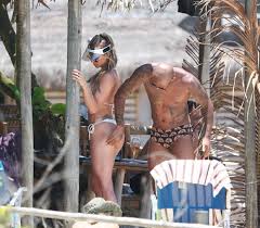 felipe melo curte dia de praia no rio ao lado da mulher quem quem news